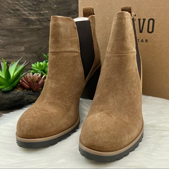 NIB Crevo Alicia Suede Lug Sole Chelsea Boot Bootie Tan 9M - Picture 3 of 13